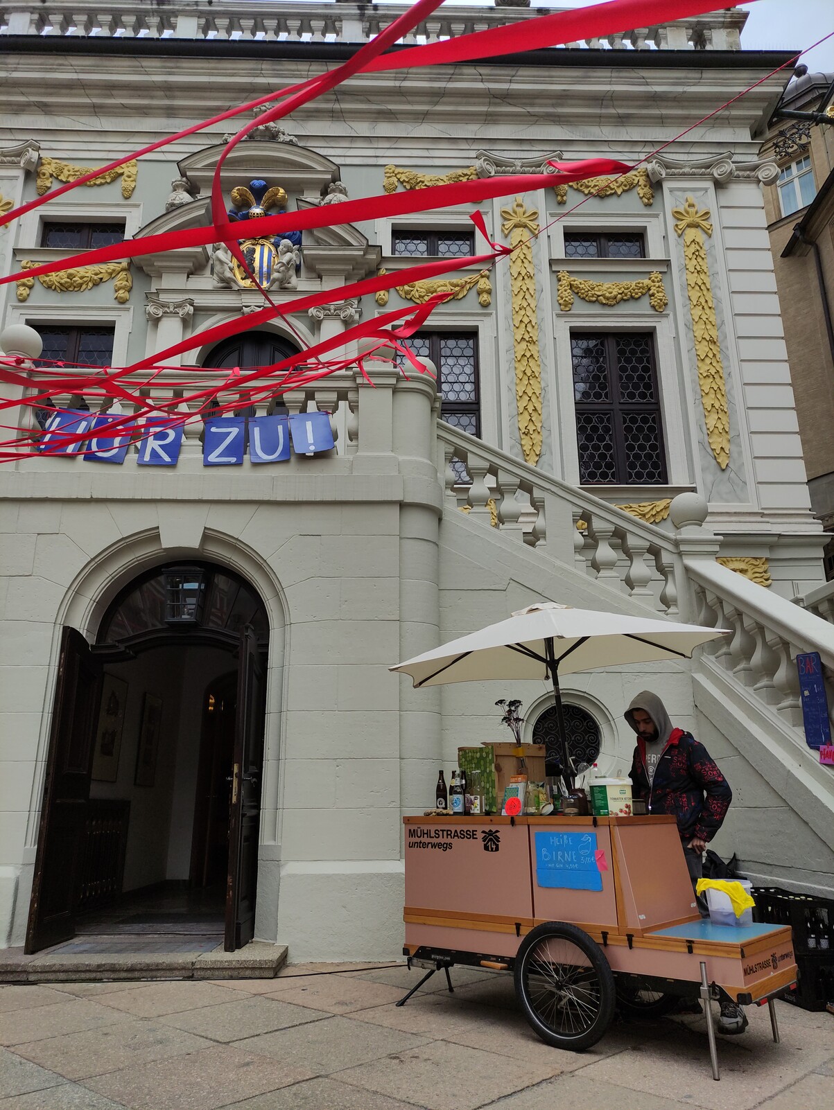 Stand auf Schwerlast-Anhänger vor der Alten Handelsbörse.